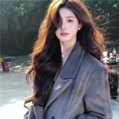出墙红杏两家春